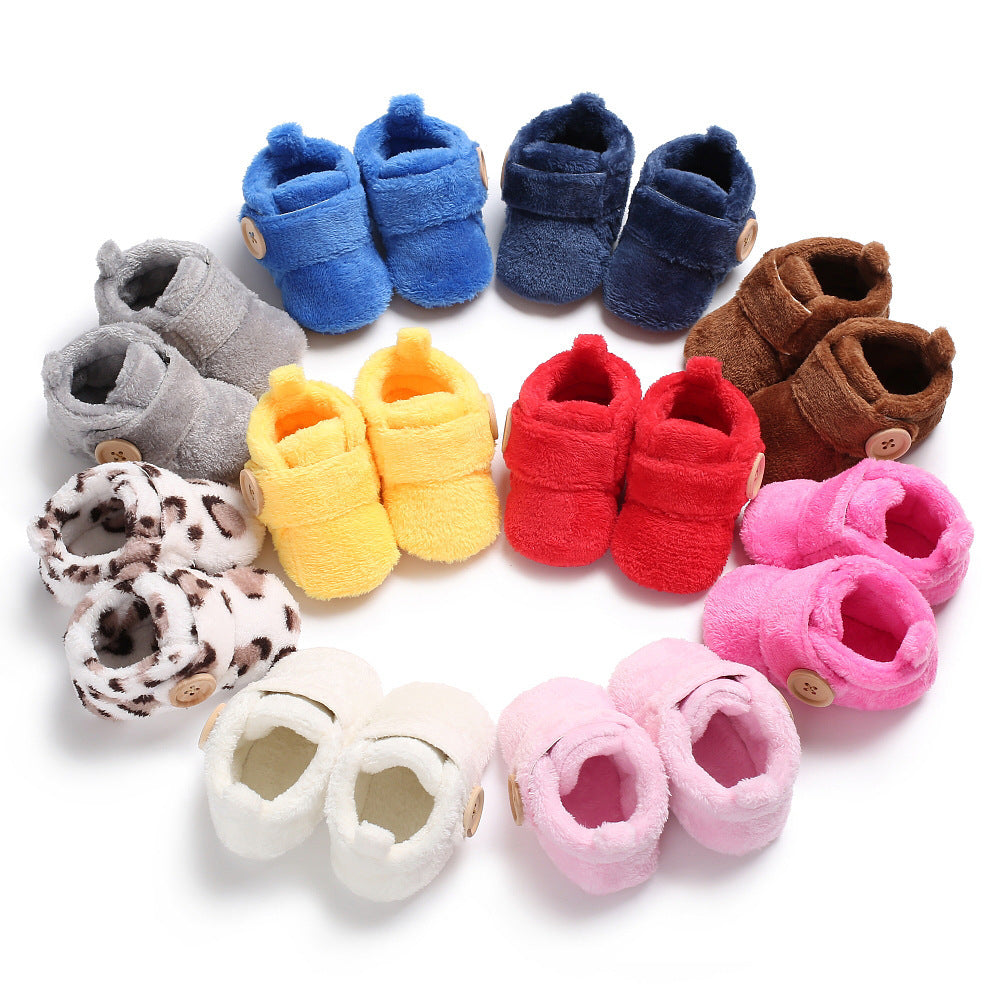 Chaussures à fermeture velcro et semelle souple pour l'apprentissage de la marche.