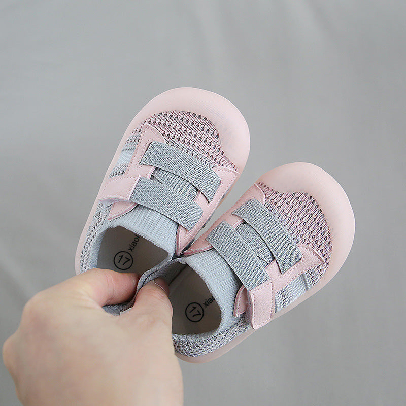 Chaussures à semelle souple et fermeture velcro