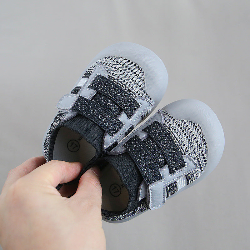 Chaussures à semelle souple et fermeture velcro