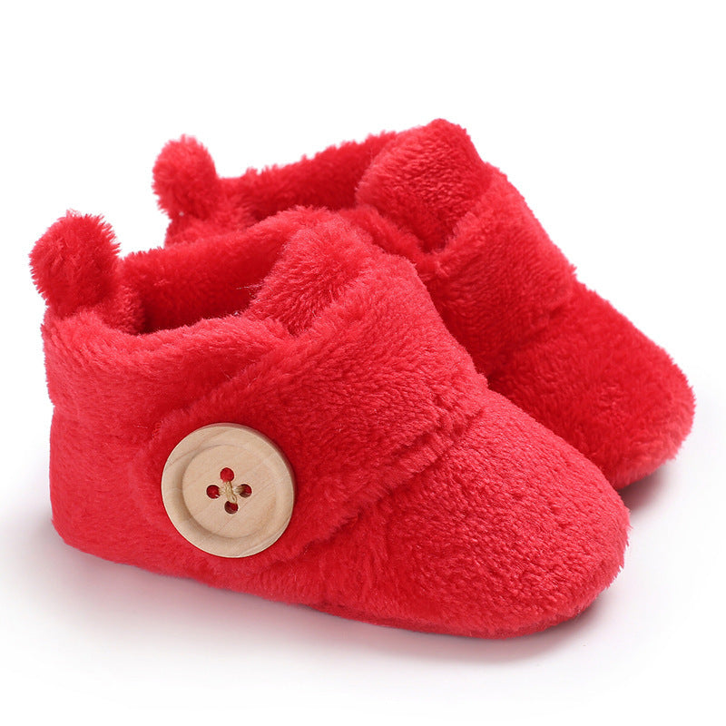 Chaussures à fermeture velcro et semelle souple pour l'apprentissage de la marche.