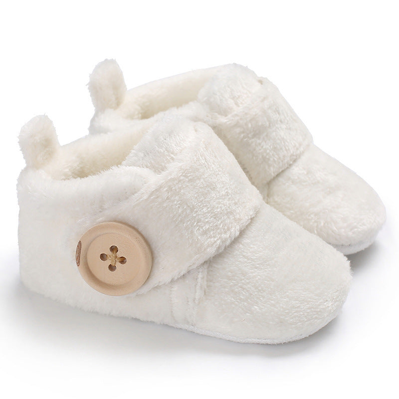 Chaussures à fermeture velcro et semelle souple pour l'apprentissage de la marche.