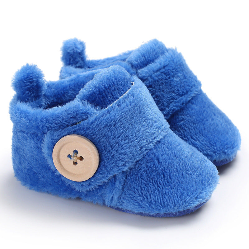 Chaussures à fermeture velcro et semelle souple pour l'apprentissage de la marche.