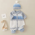 Pyjama en coton tricoté avec capuche et un bonnet.