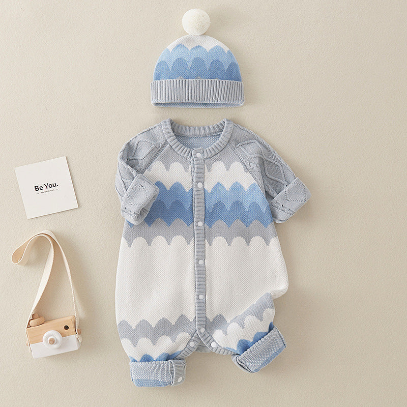 Pyjama en coton tricoté avec capuche et un bonnet.