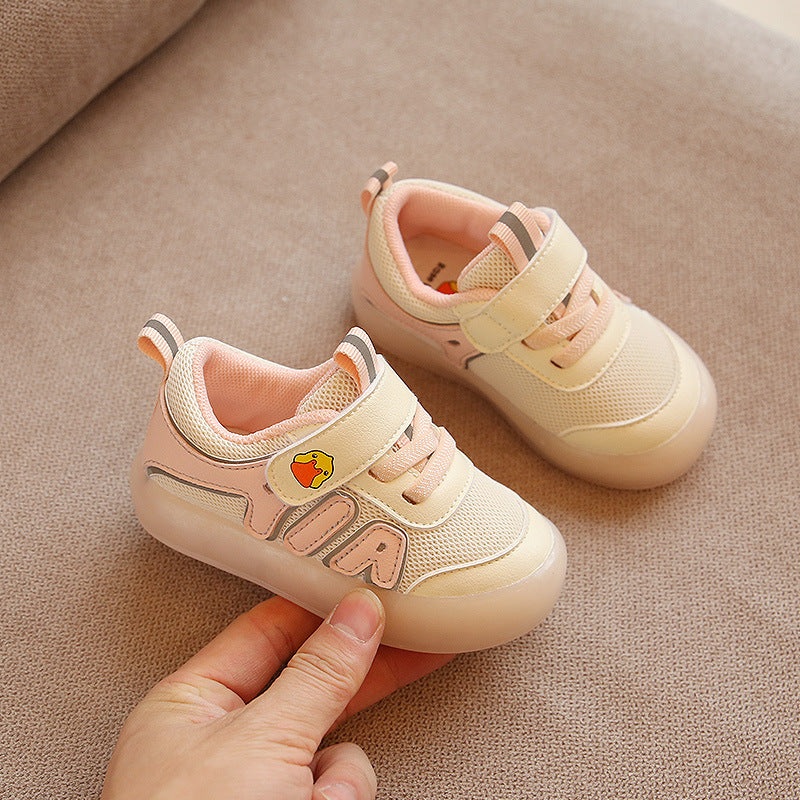 Chaussures mignonnes et confortables, avec fermeture velcro.