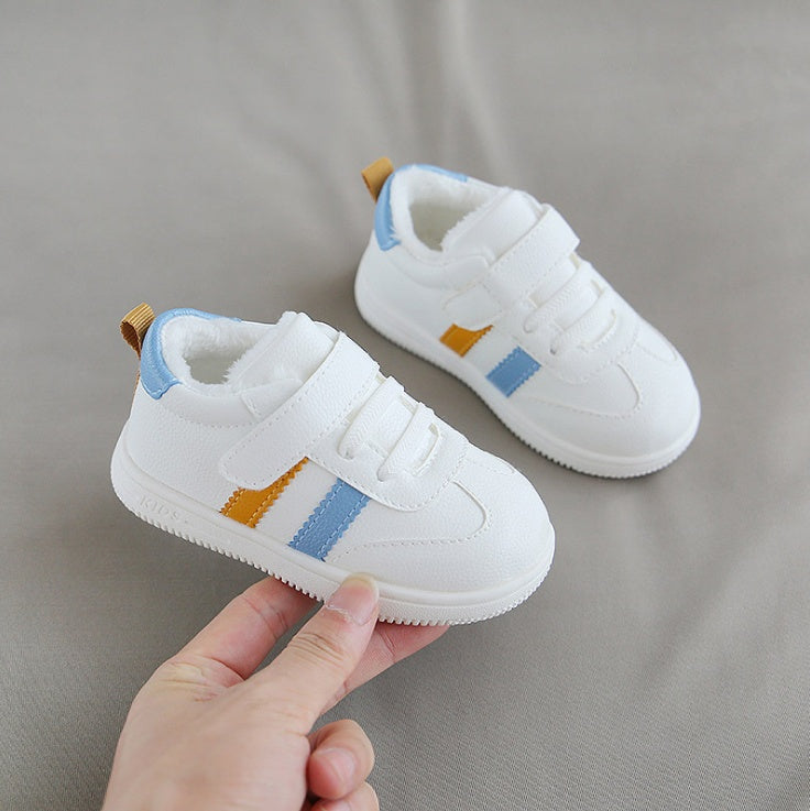 Petites chaussures blanches à scratch