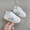 Petites chaussures blanches à scratch