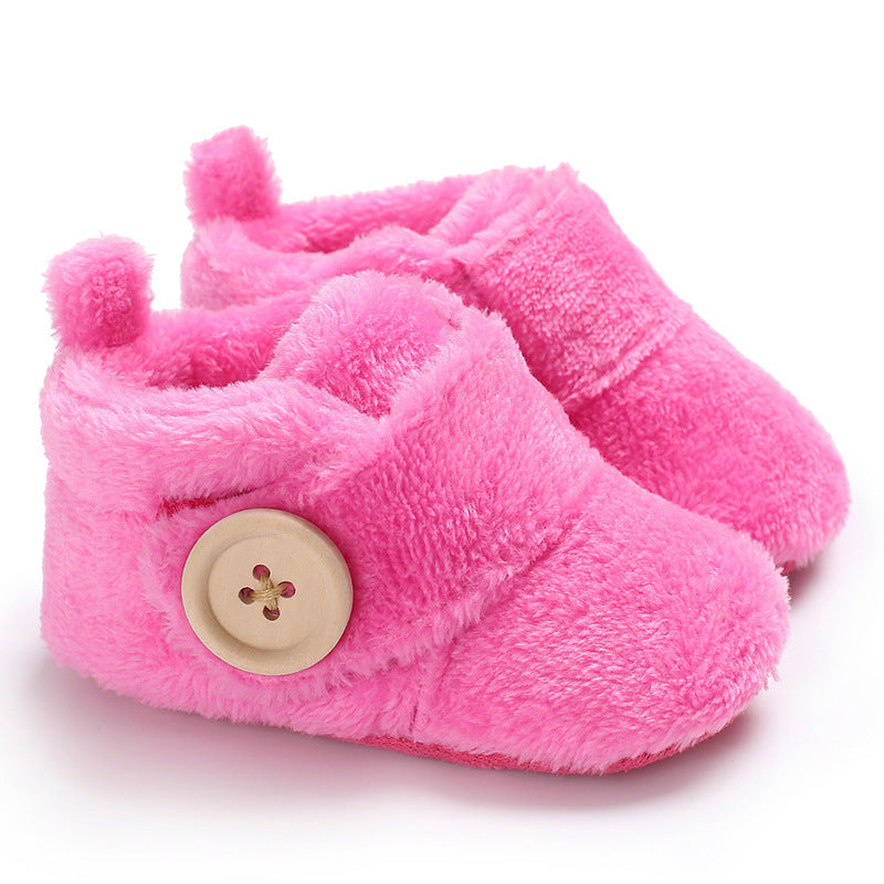 Chaussures à fermeture velcro et semelle souple pour l'apprentissage de la marche.