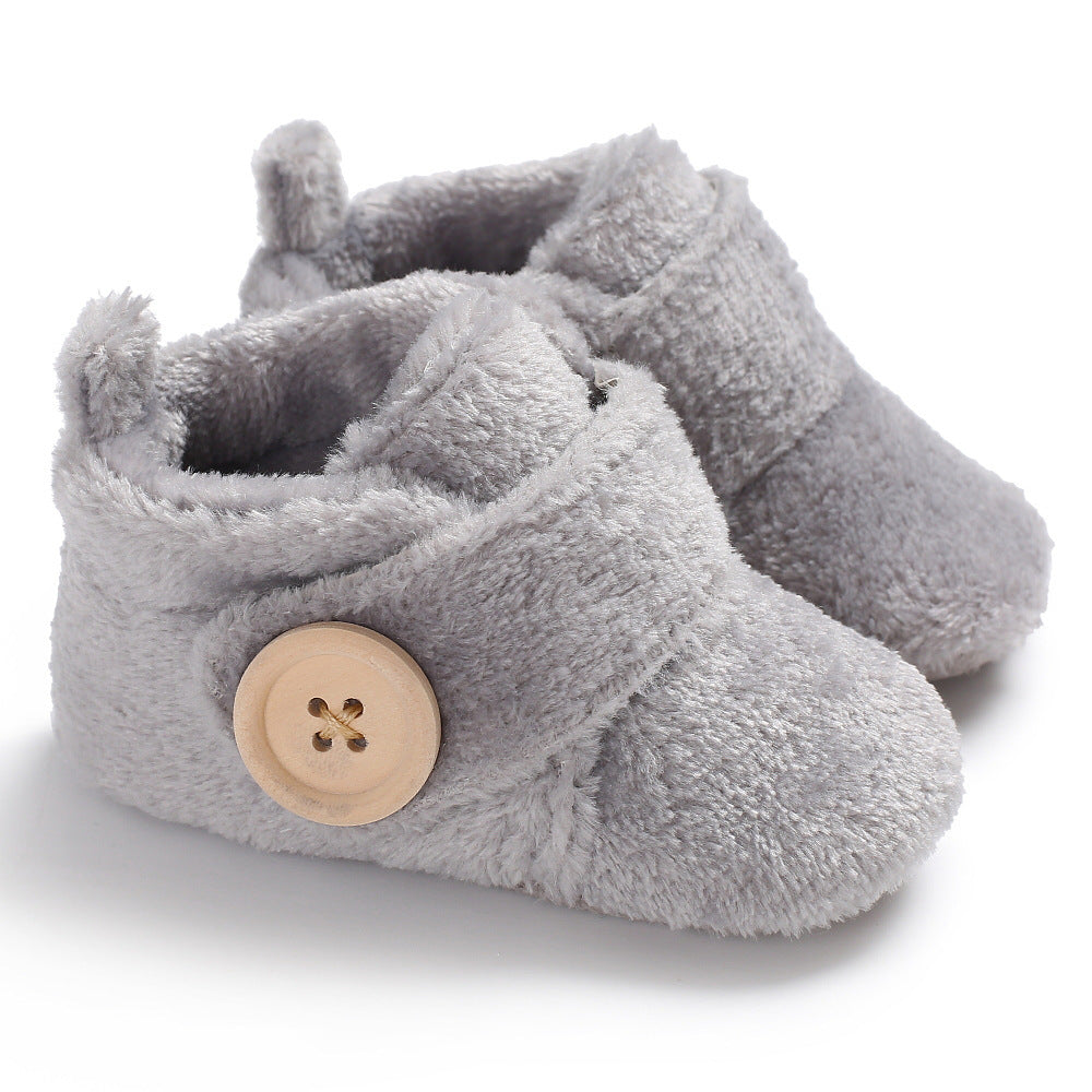Chaussures à fermeture velcro et semelle souple pour l'apprentissage de la marche.