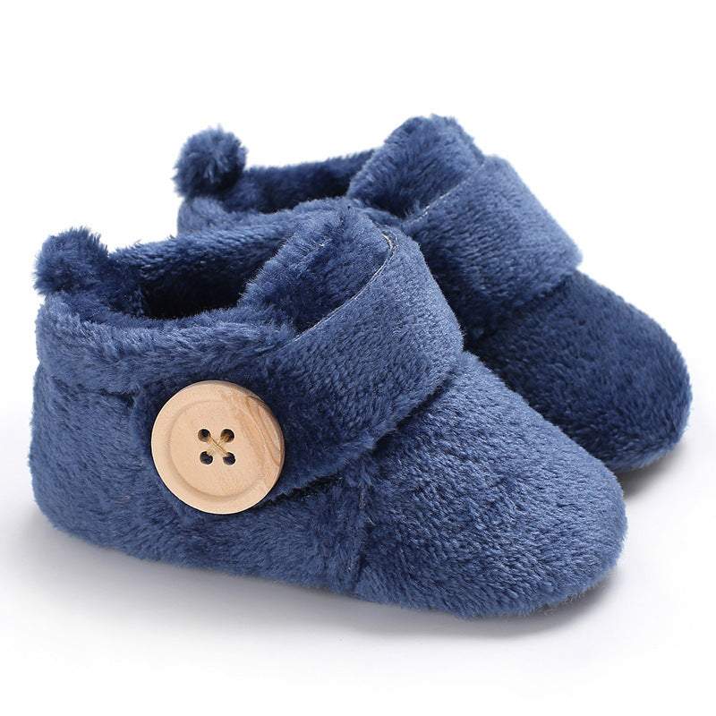 Chaussures à fermeture velcro et semelle souple pour l'apprentissage de la marche.