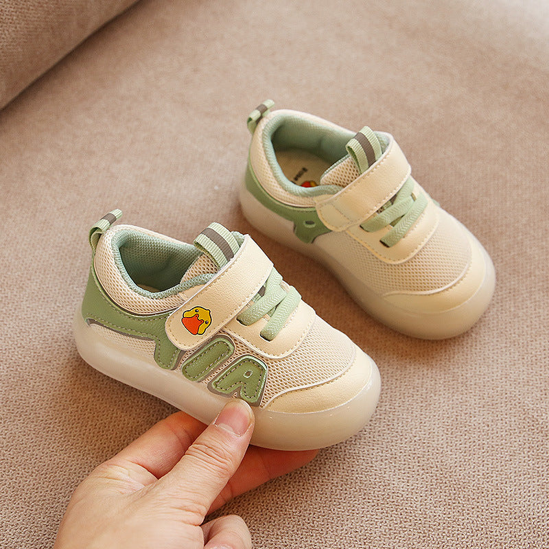 Chaussures mignonnes et confortables, avec fermeture velcro.