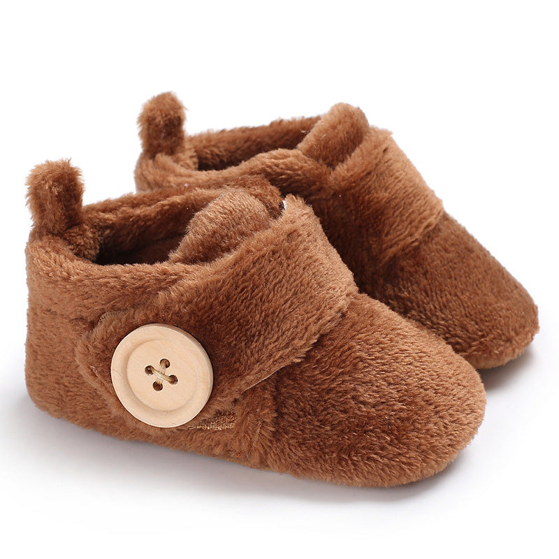 Chaussures à fermeture velcro et semelle souple pour l'apprentissage de la marche.
