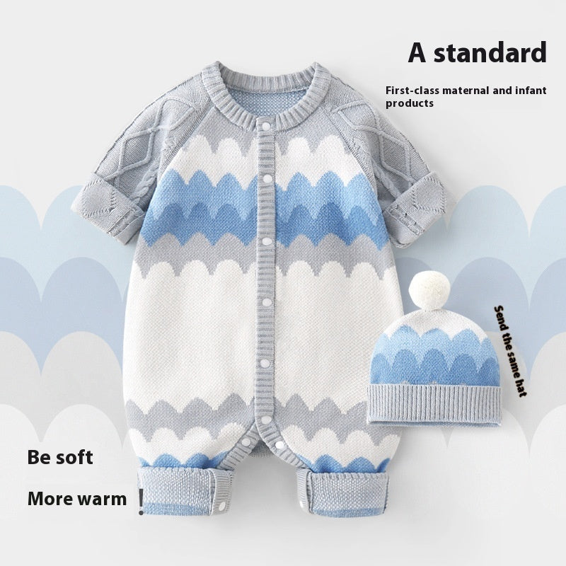 Pyjama en coton tricoté avec capuche et un bonnet.
